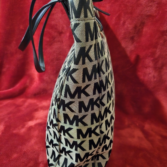 Beautiful Michael Kors Large Signature Tote/Shoulder Bag - Picture 8 of 12